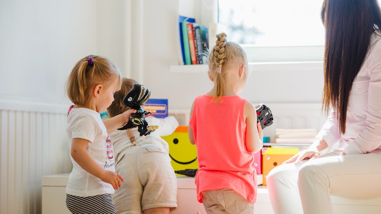 Choosing Between a Nanny and a Babysitter in Dubai: What's Right for Your Family?